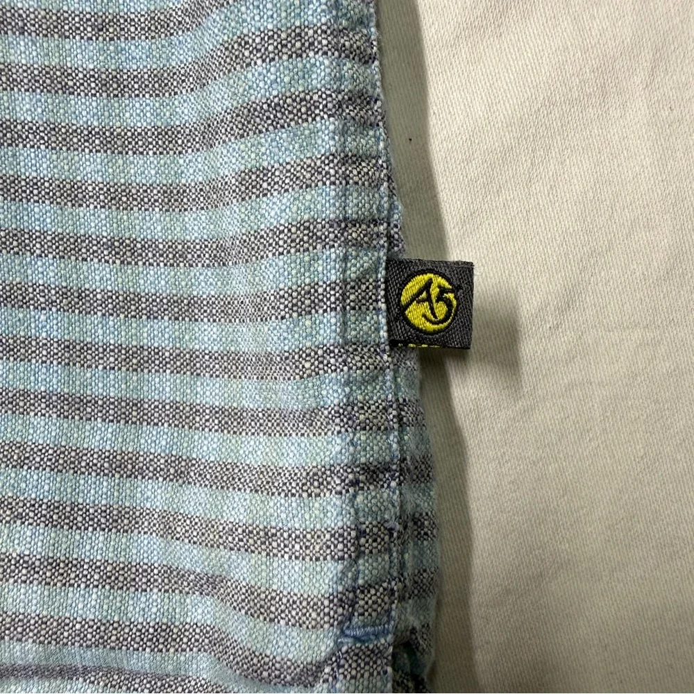 The north face A5 Mens plaid button down shirt not size tag is big like XL